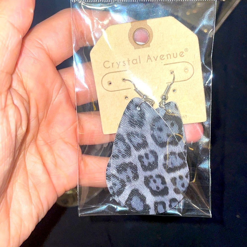 BRAND NEW! Grey Cheetah print dangly EARRINGS